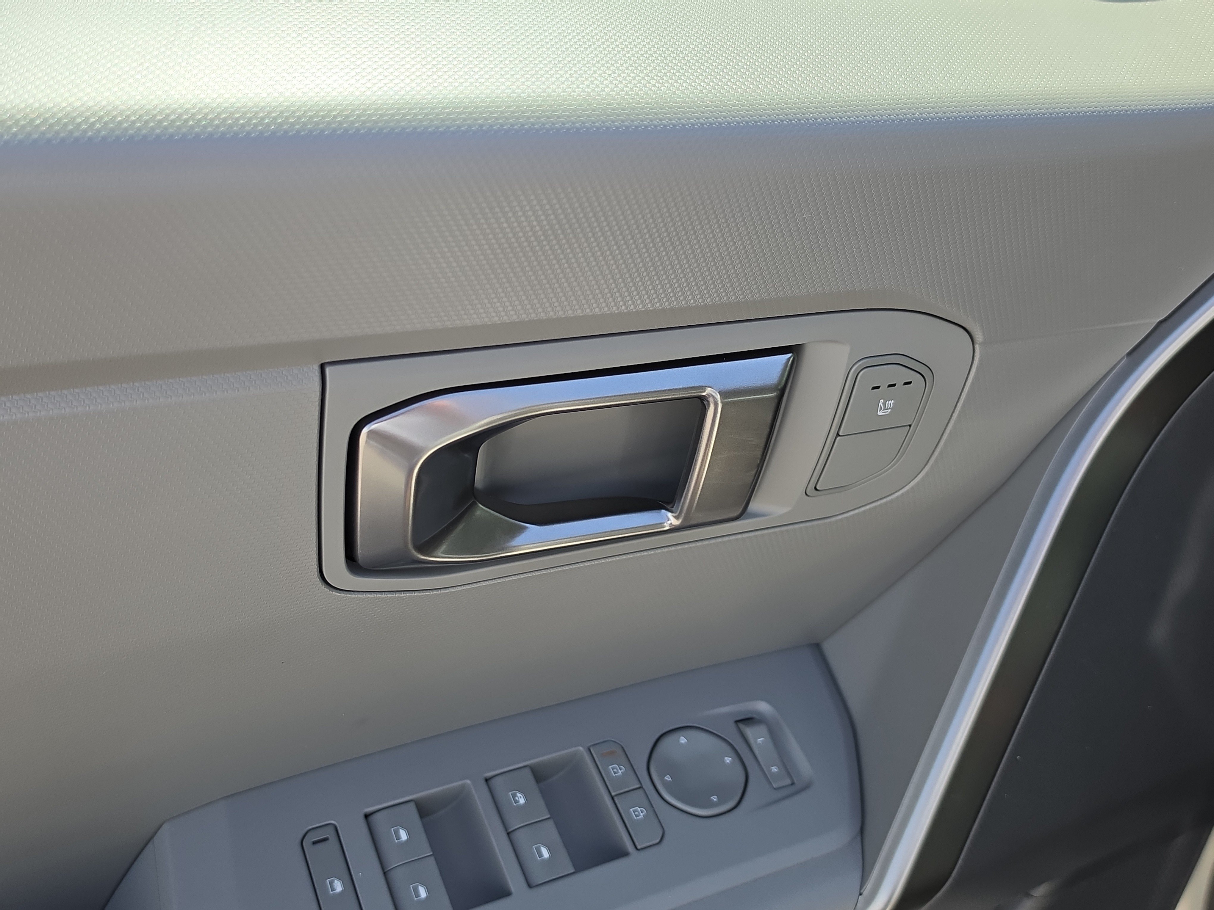 New 2027 Ivory Silver Kia LX image 18
