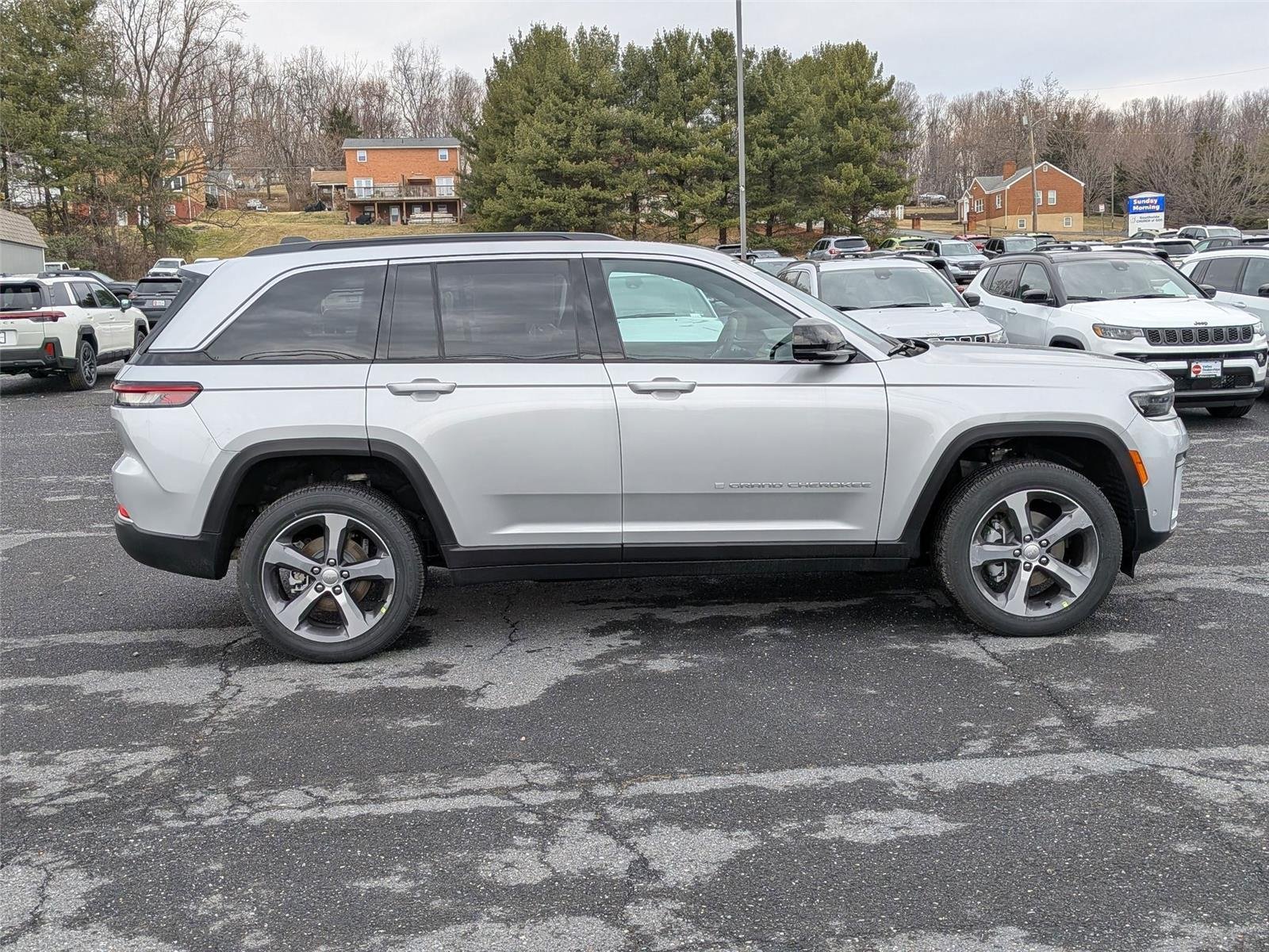 New 2026 Silver Zynith Exterior Paint Jeep Limited image 4