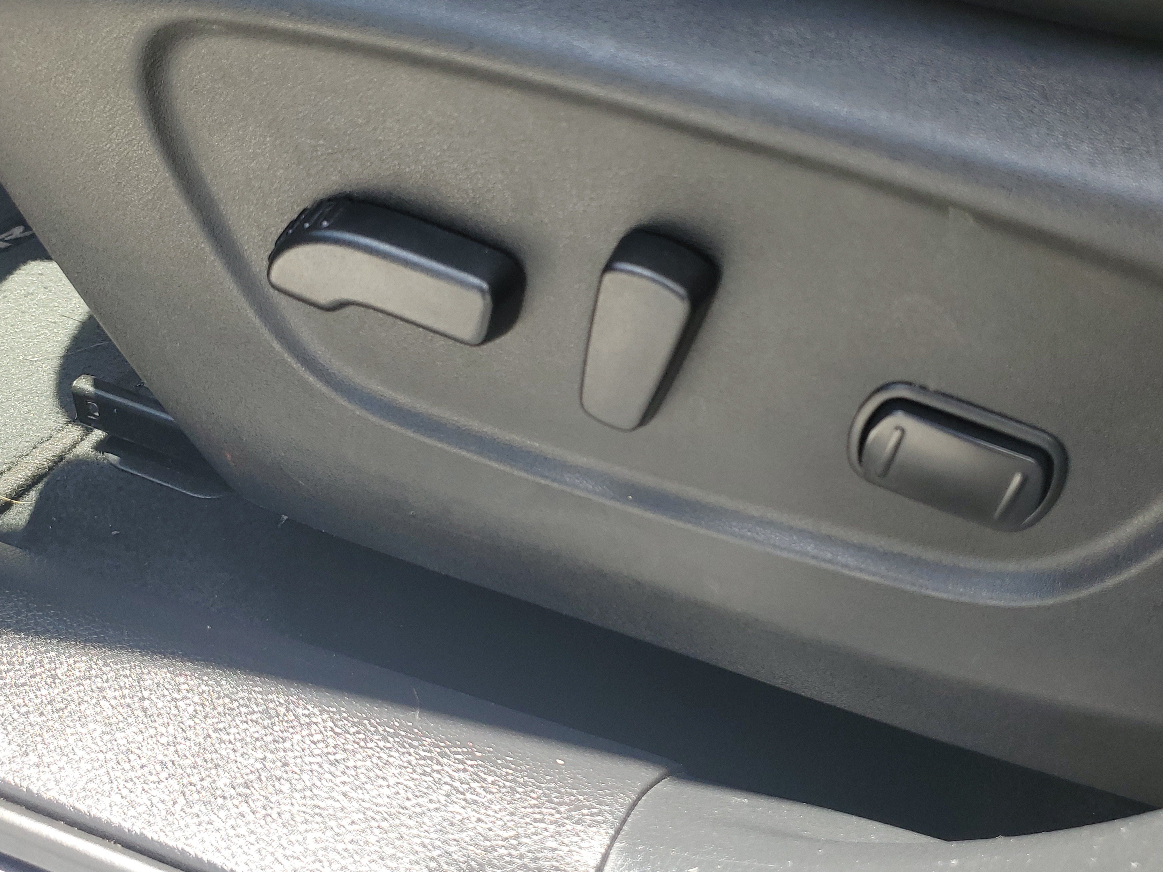 Used 2018 Gun Metallic Nissan SL image 21