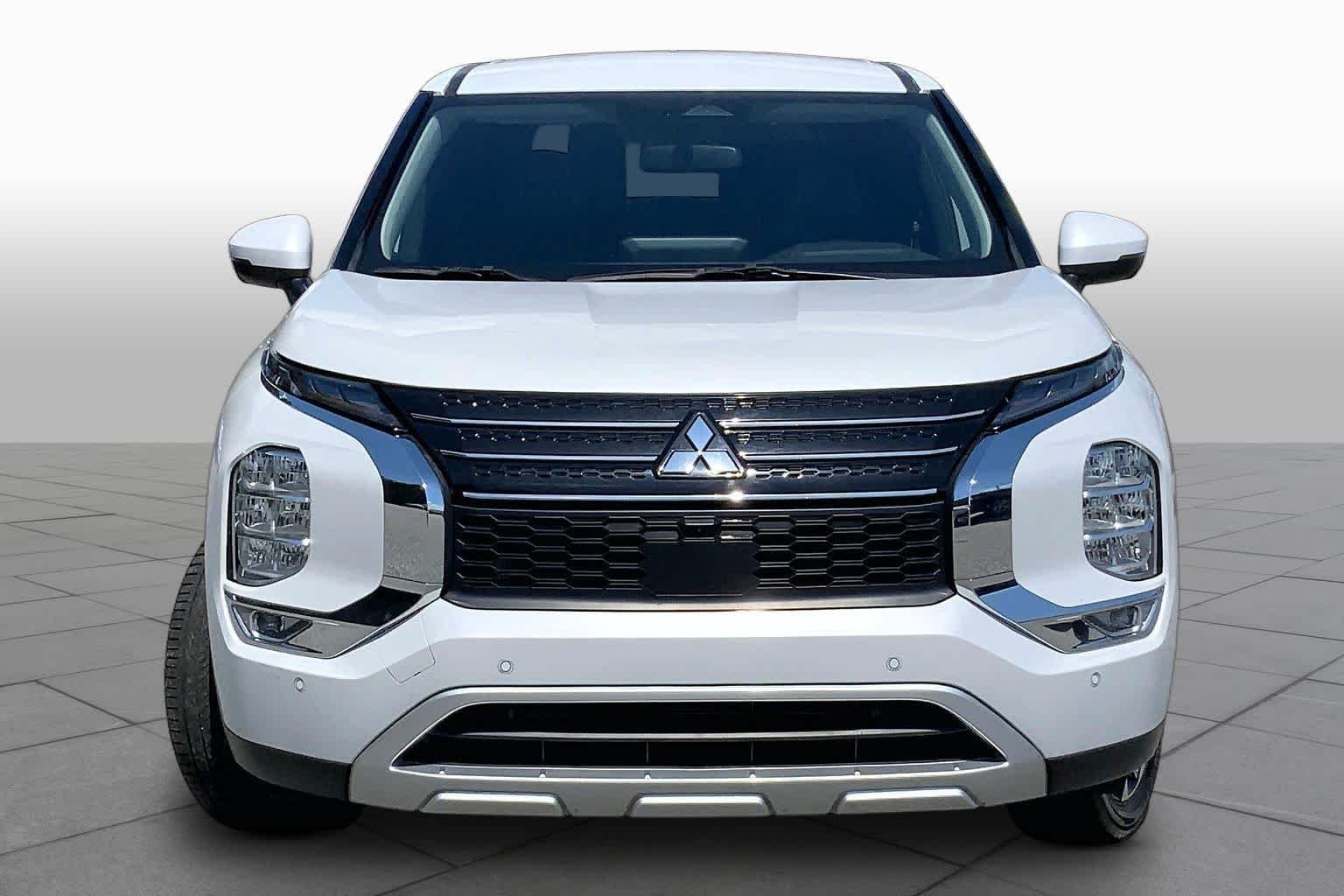 Used 2024 White Diamond Mitsubishi SE image 4
