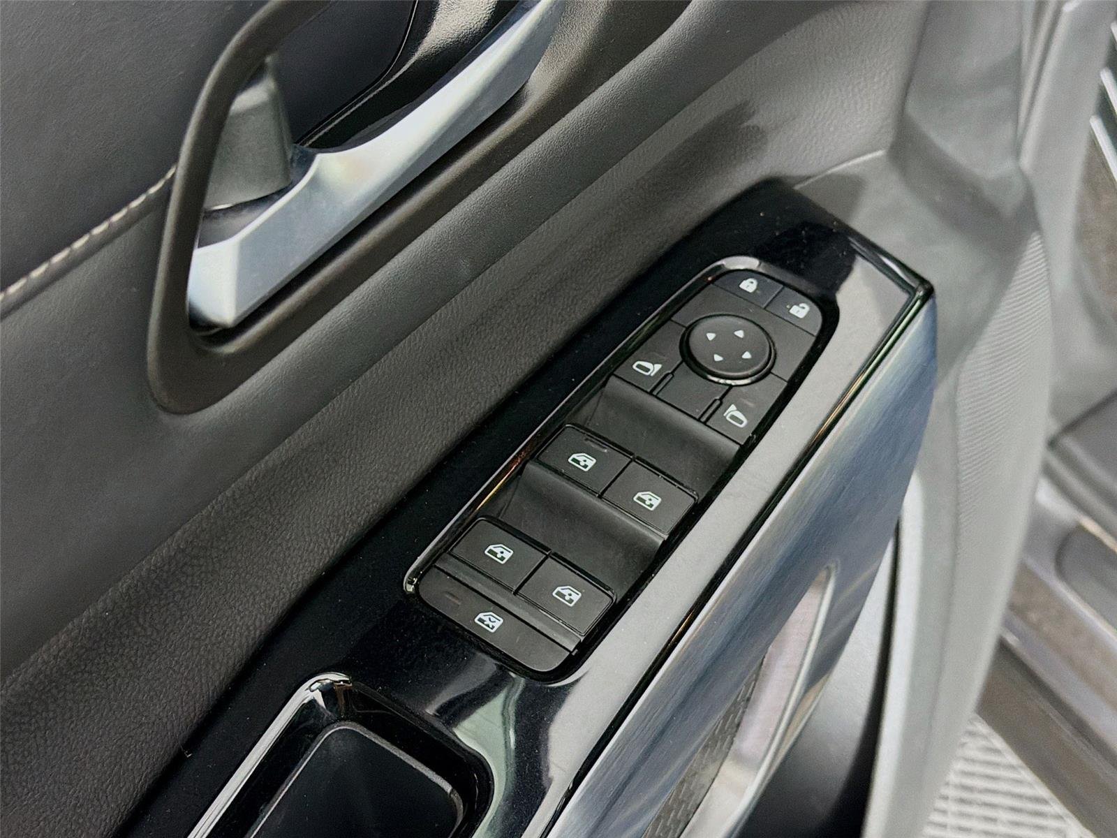 Used 2025  Nissan SL image 18