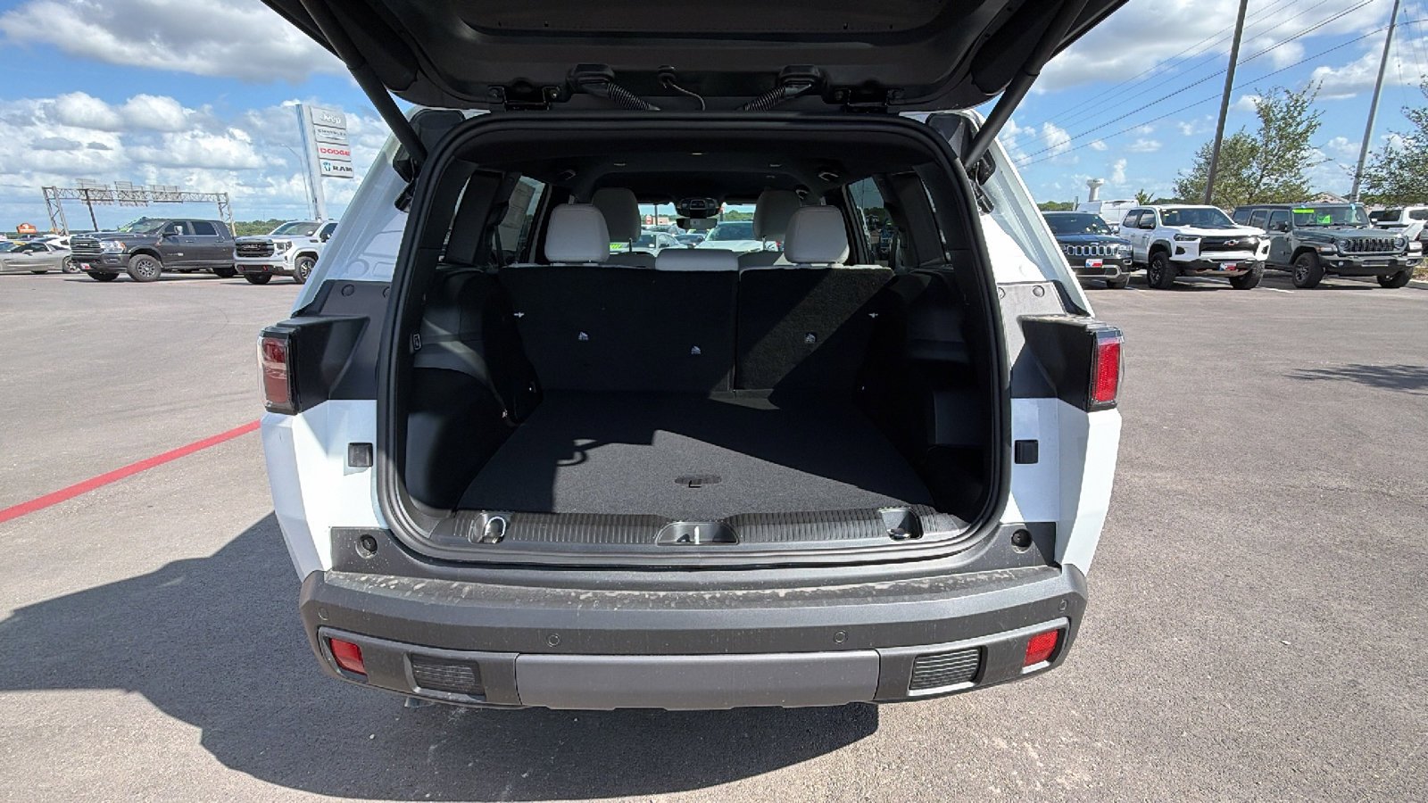 New 2026 Bright White Clear-Coat Exterior Paint Jeep Limited image 24