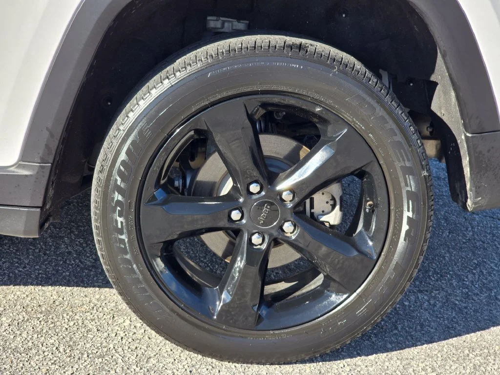 Used 2024 White Jeep Altitude image 23
