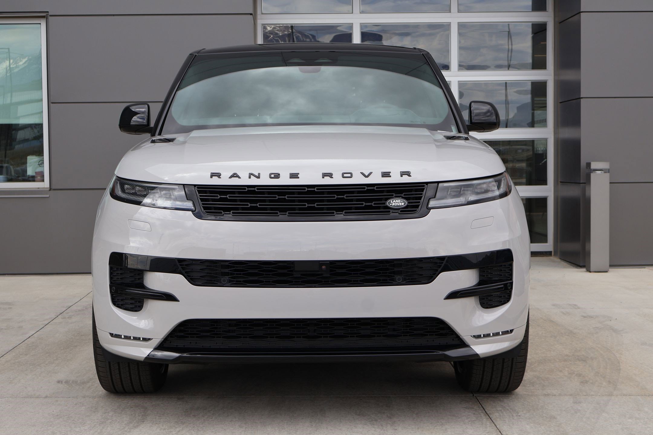 New 2026 Borasco Grey LAND ROVER P400 Dynamic SE image 2