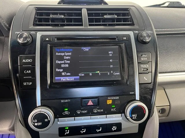 Used 2014 White Toyota LE image 23