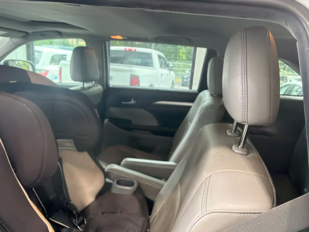 Used 2019 Silver Toyota XLE image 15