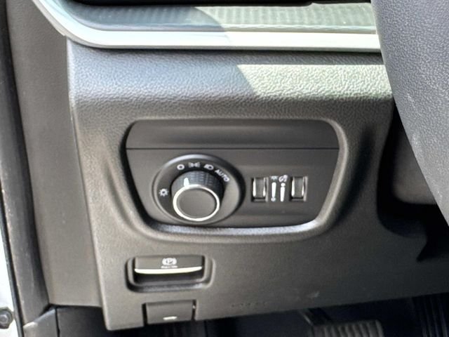 Used 2023 White Jeep Altitude image 32
