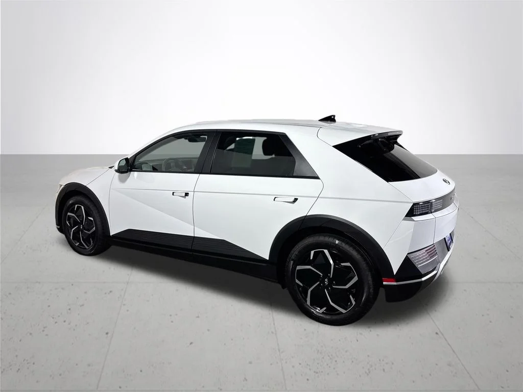 Used 2023 White Hyundai SEL image 8