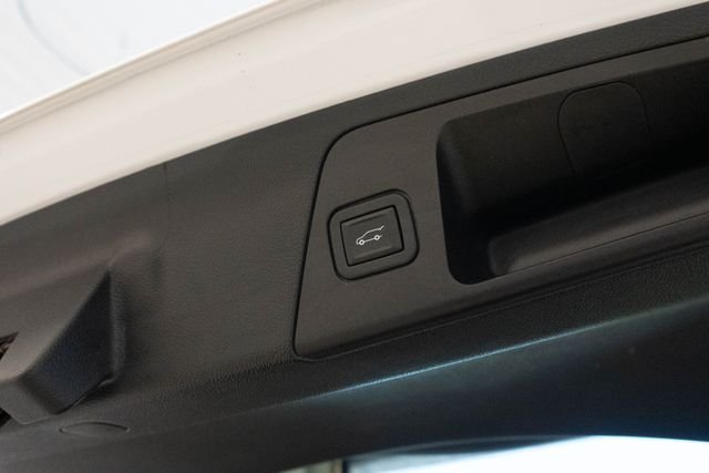 Used 2020 White Buick Essence image 13