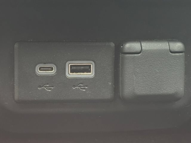 Used 2022 White Frost Tricoat GMC Denali image 7