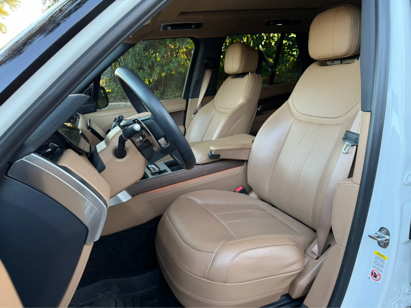 Used 2025 WHITE Land Rover SE image 6