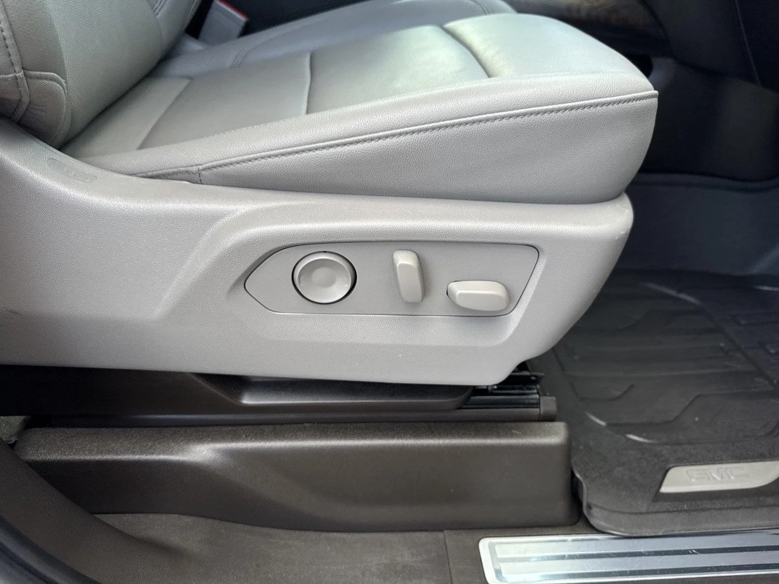 Used 2024 White Frost Tricoat GMC SLT image 38