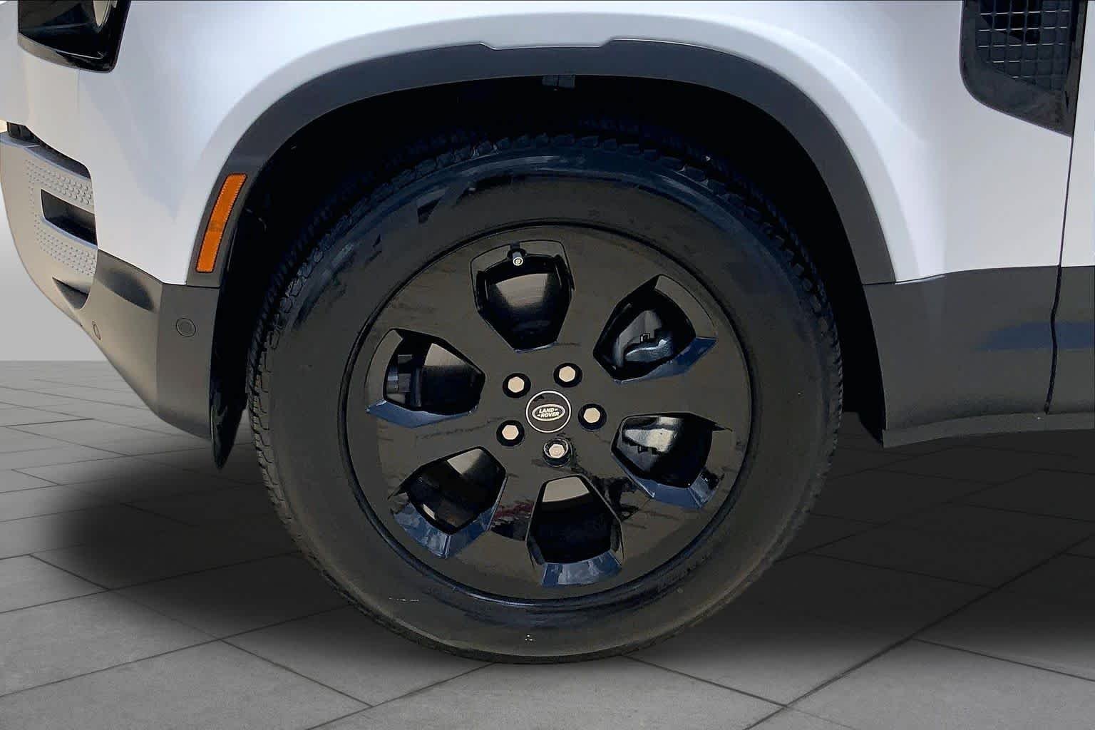 Used 2024 Fuji White Land Rover S image 10
