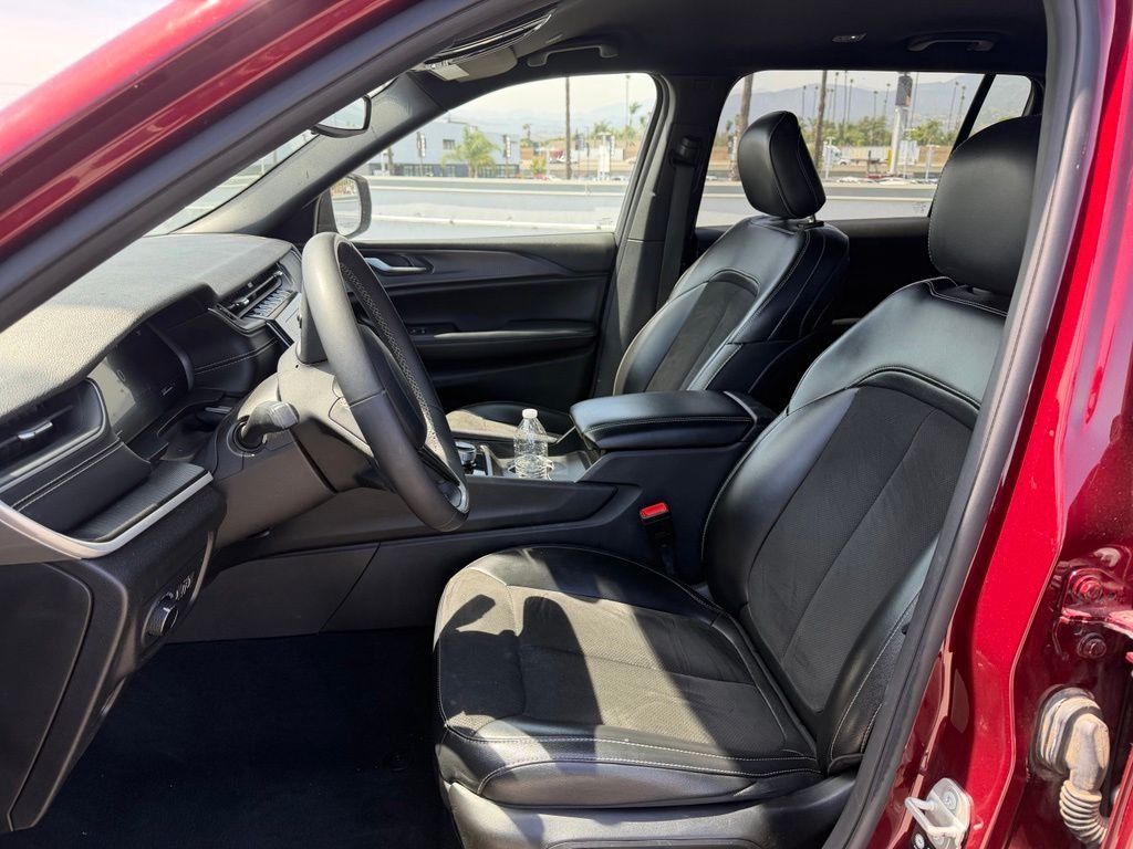 Used 2023 Velvet Jeep Altitude image 5