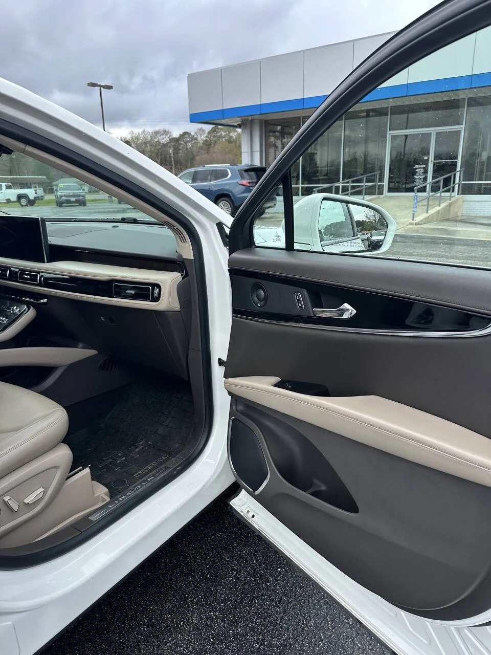 Used 2022 White Lincoln Reserve AWD 4dr SUV image 13
