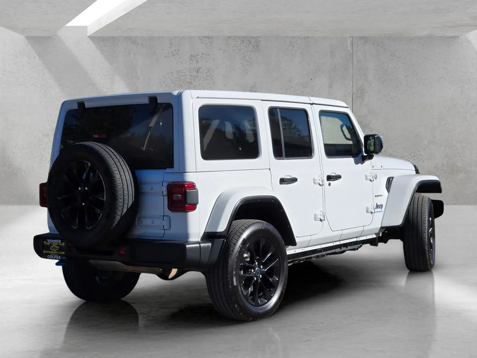 Used 2024  Jeep Sahara image 4