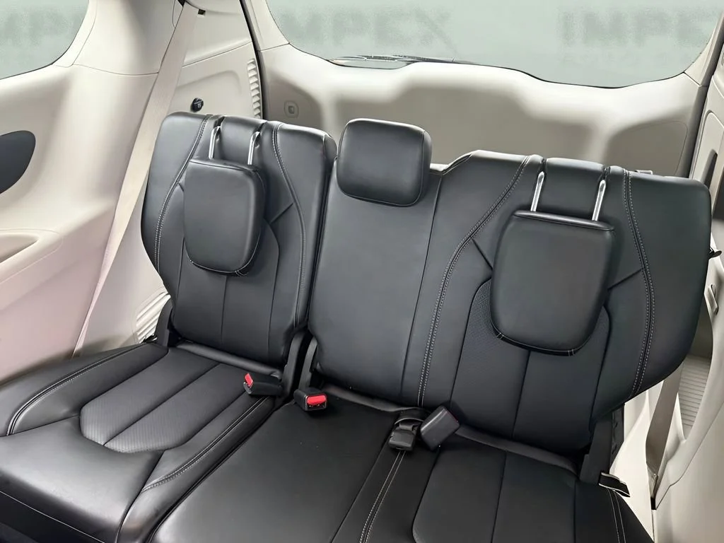 Used 2024 Silver Chrysler Touring L image 21