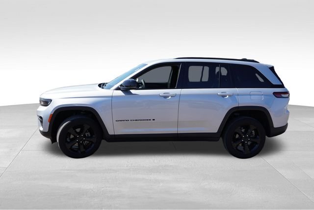 Used 2023 Silver Jeep Altitude X image 9