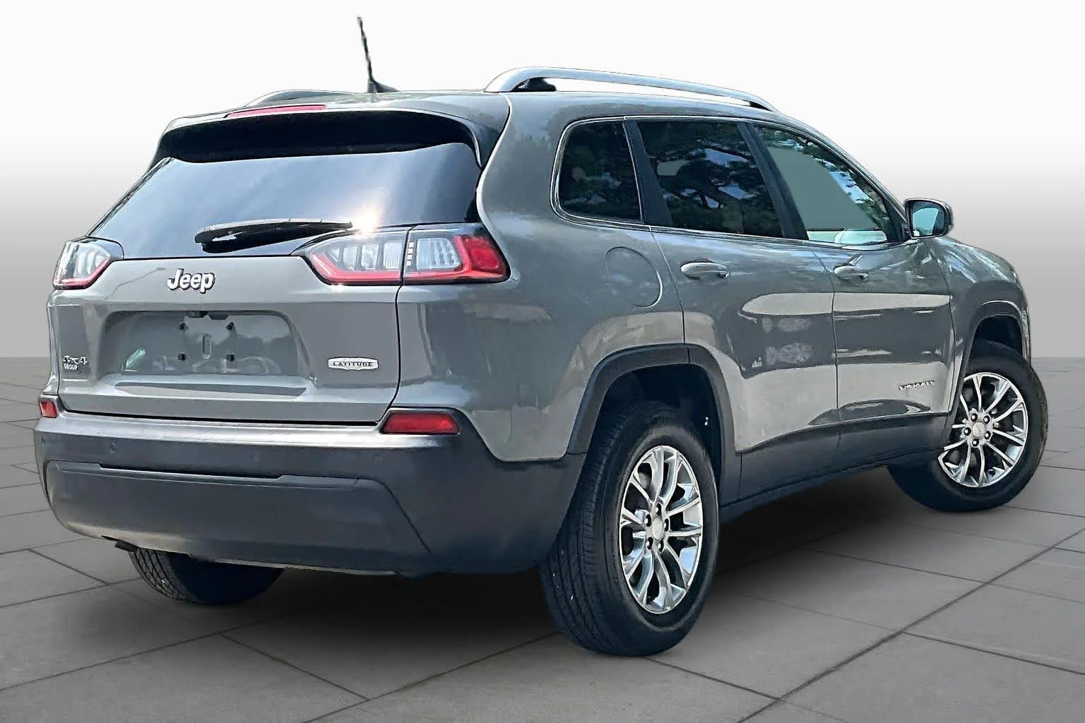 Used 2019 Sting-Gray Clearcoat Jeep Latitude Plus image 11