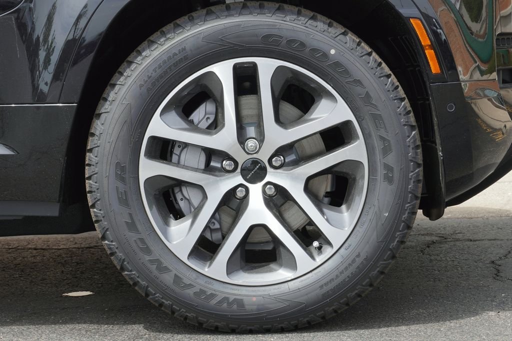 Used 2026 Black Land Rover X-Dynamic SE image 8