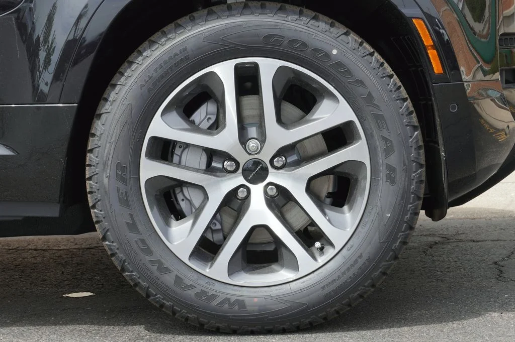 Used 2026 Black Land Rover X-Dynamic SE image 8