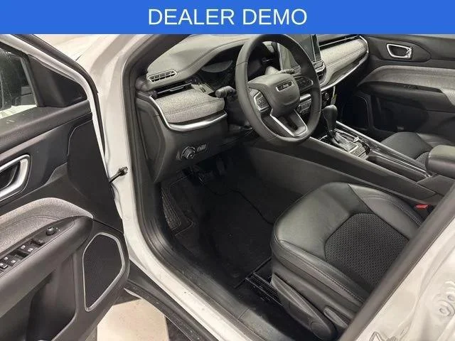 New 2026 Bright White Clear-Coat Exterior Paint Jeep Latitude image 8