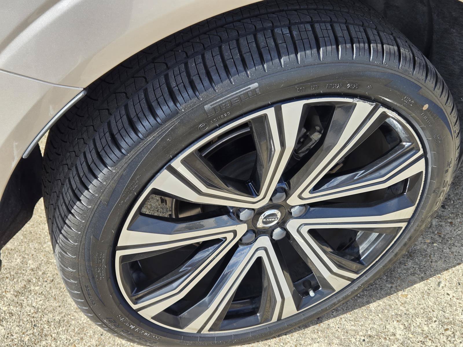 Used 2023 Silver Dawn Metallic Volvo Ultimate Bright Theme image 11