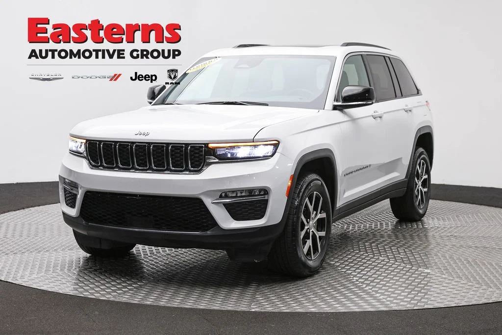 Used 2025 White Jeep Limited image 1