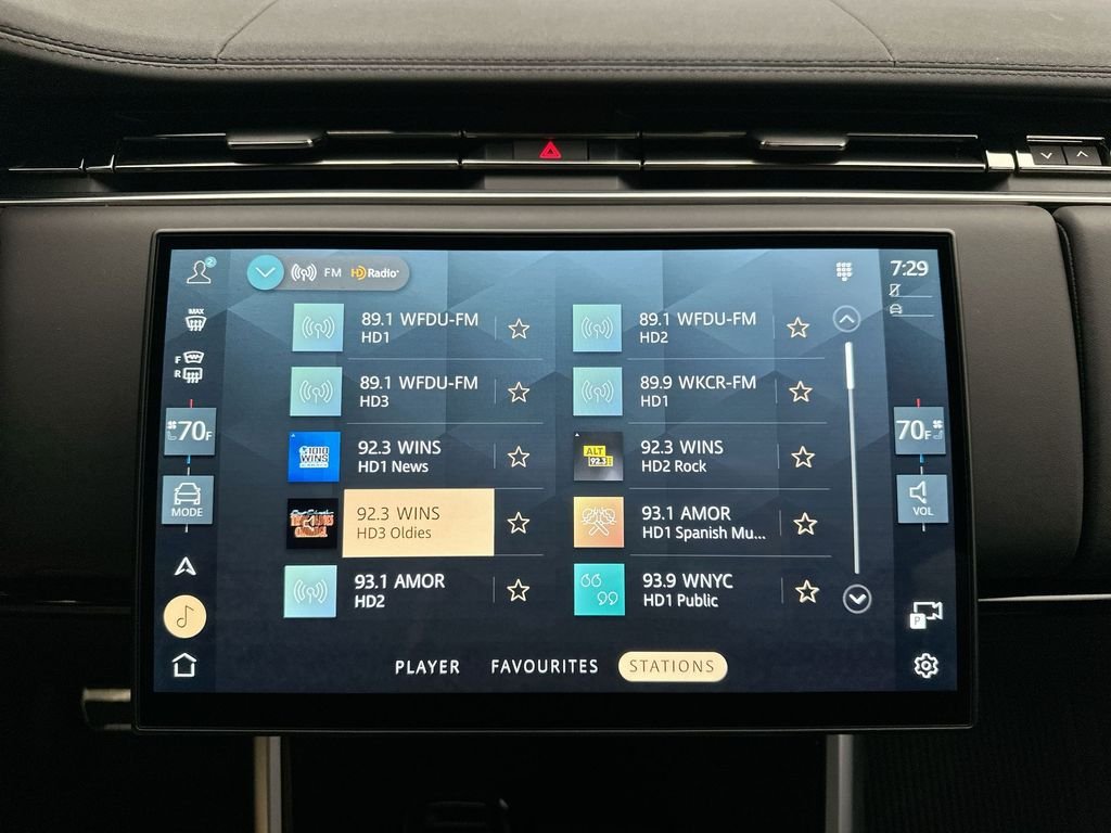Used 2025  Land Rover SE image 27