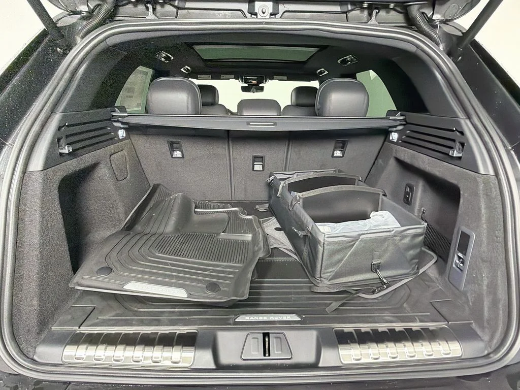 New 2027 Carpathian Grey Land Rover Dynamic SE image 28