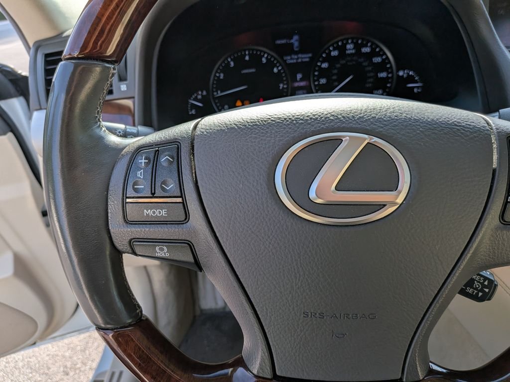Used 2013  Lexus 460 image 13