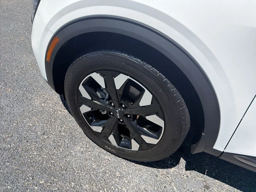 Used 2024 White Kia X-Line image 28