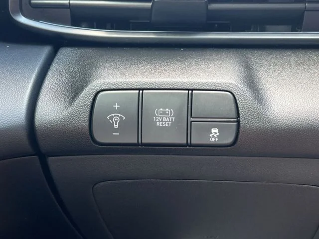 Used 2025 Black Hyundai SEL Sport image 30