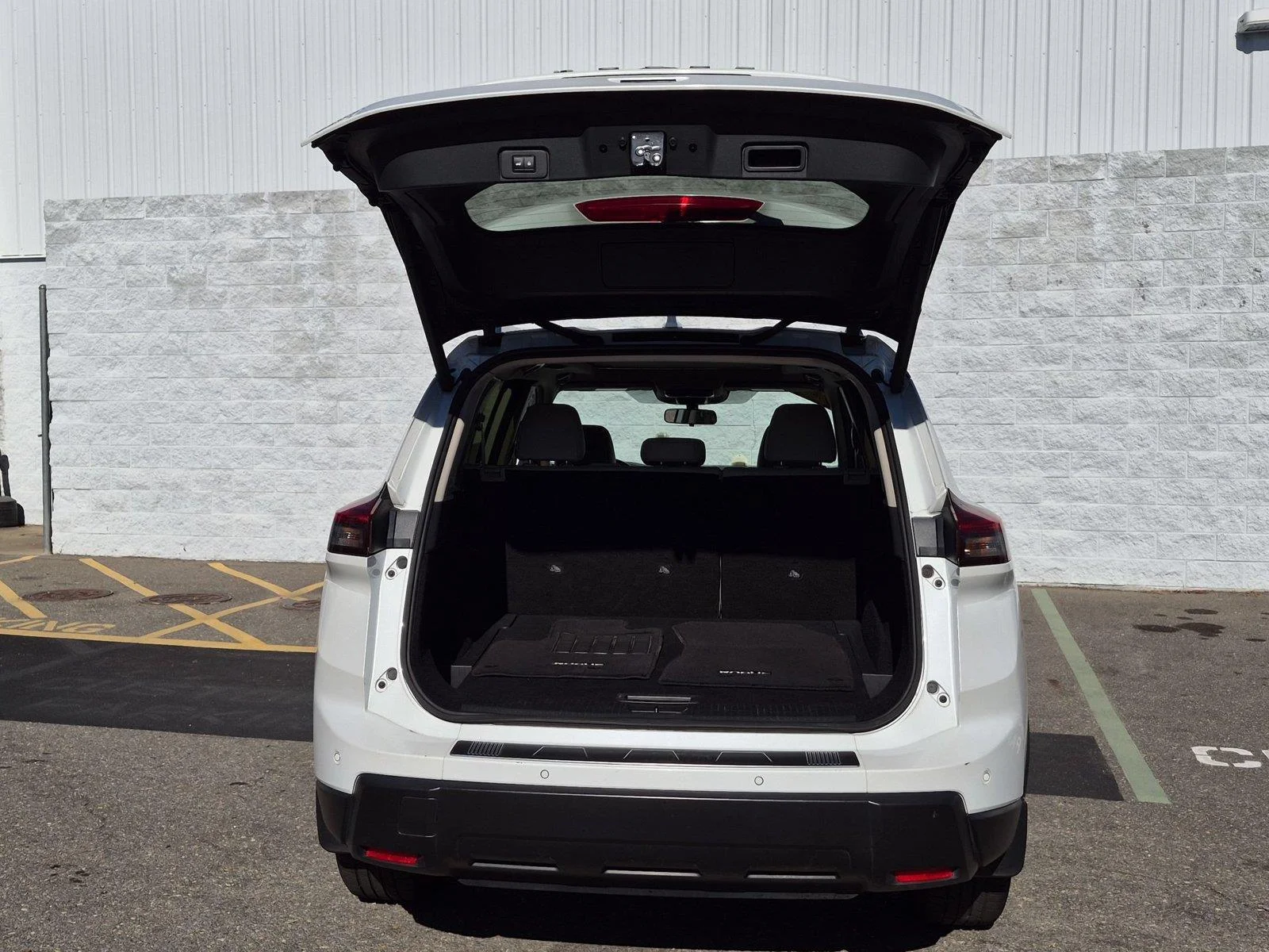 Used 2025 Everest White Pearl Nissan SV image 33
