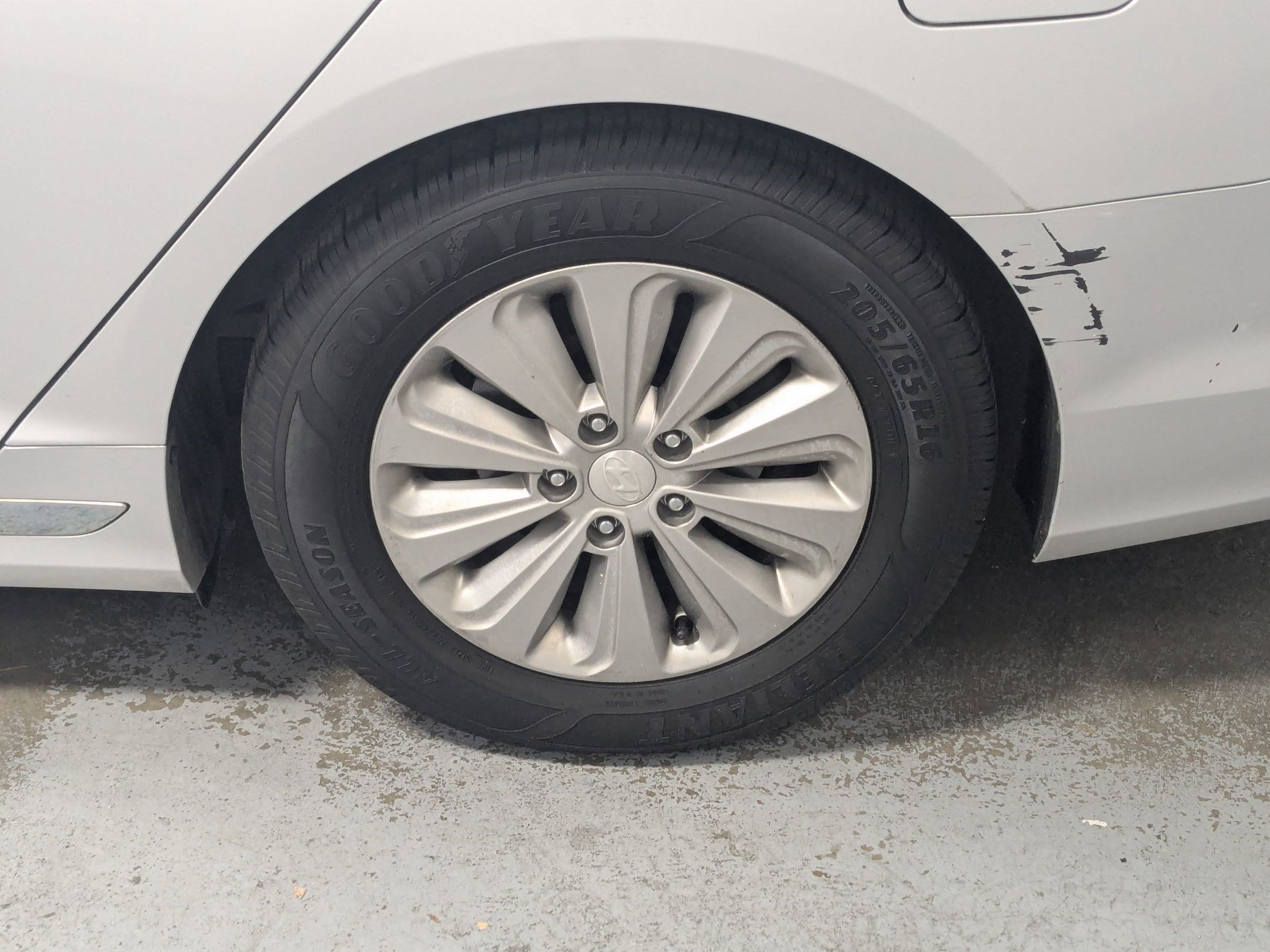 Used 2016 Starlight Silver Hyundai SE image 23
