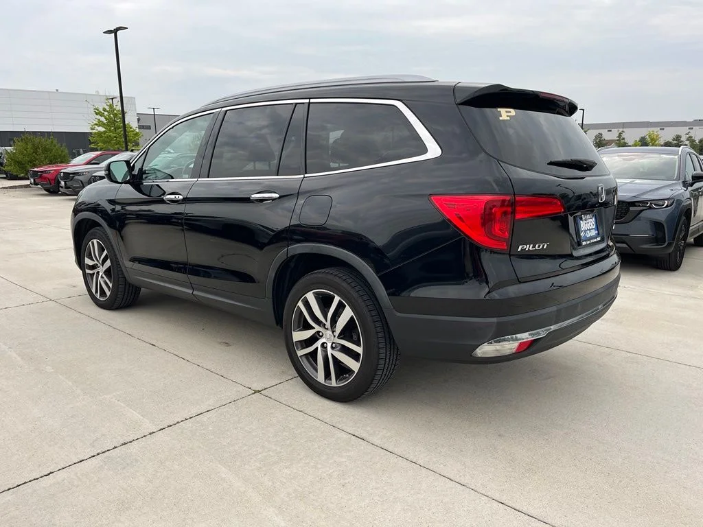 Used 2017  Honda Touring image 6