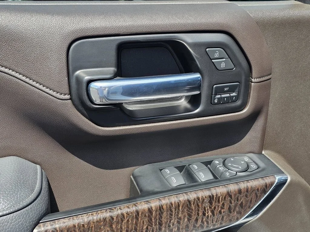 Used 2023 White Frost Tricoat GMC Denali image 17