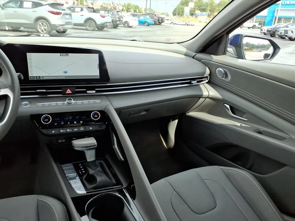 Used 2025 Blue Hyundai SEL Convenience image 24