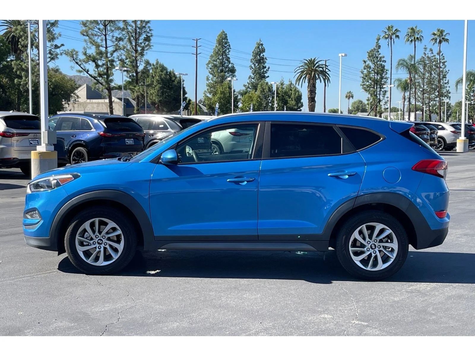 Used 2016 Caribbean Blue Hyundai SE image 3
