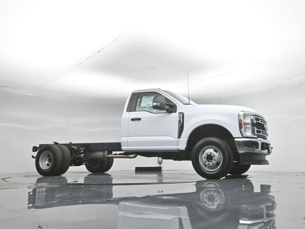 New 2026 Oxford White Ford XL image 3