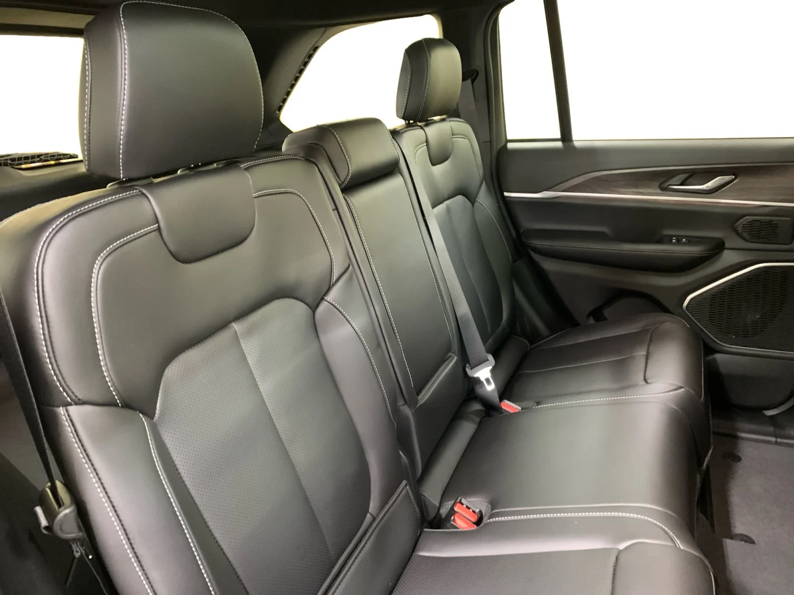 New 2026 Diamond Black Crystal Pearl Jeep Limited image 18