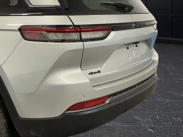 New 2026 Silver Zynith Exterior Paint Jeep Altitude image 36