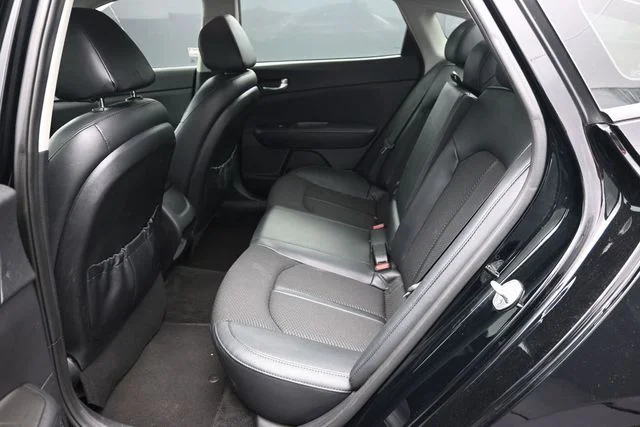 Used 2018 Black Kia S image 11