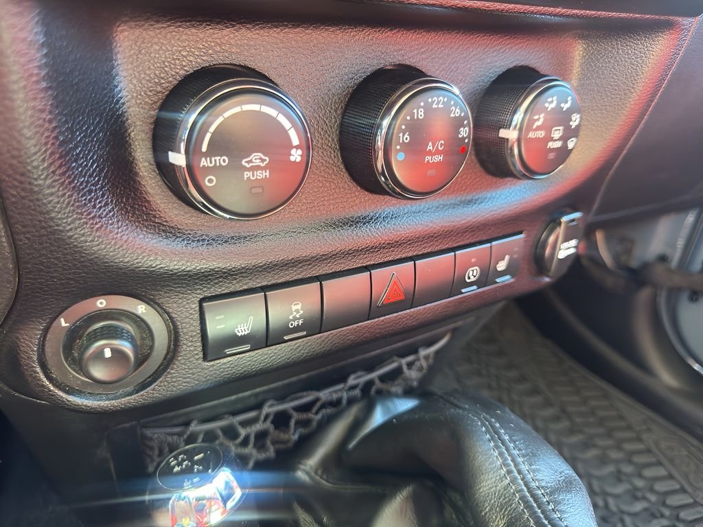 Used 2013  Jeep Rubicon 10th Anniversary image 27
