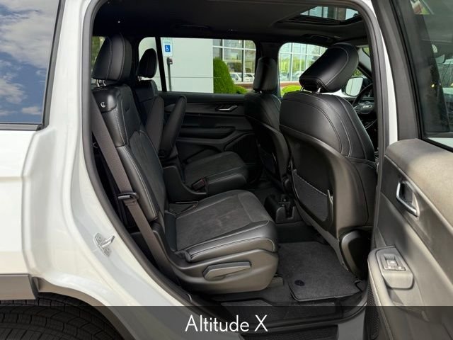 New 2025 Bright White Clear-Coat Exterior Paint Jeep Laredo image 23
