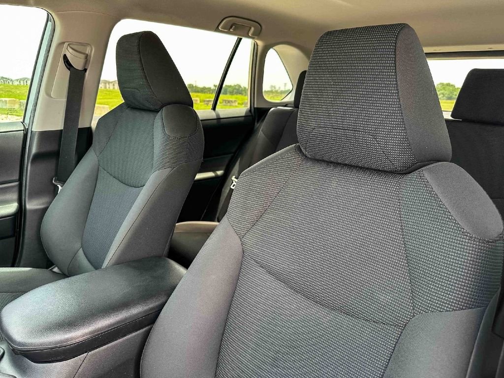 2020 Toyota RAV4 LE - Photo 14