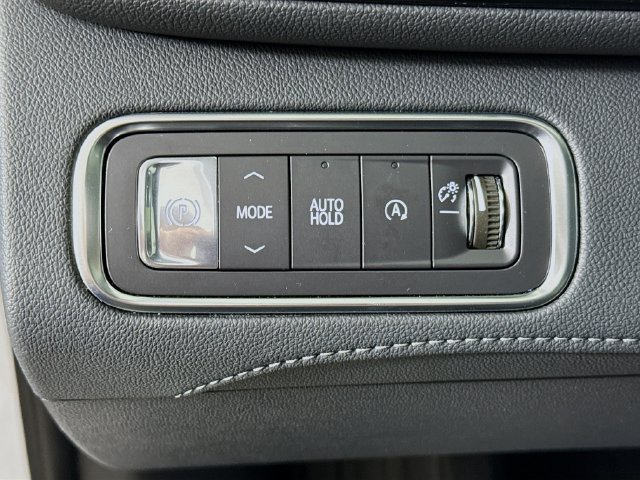 Used 2025 White Frost Tricoat Buick Avenir image 11