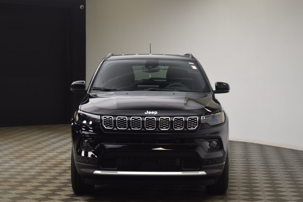 New 2026 Diamond Black Crystal Pearl-Coat Exterior Paint Jeep Limited image 2
