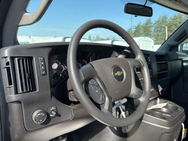 New 2025 Summit White Chevrolet WT image 12