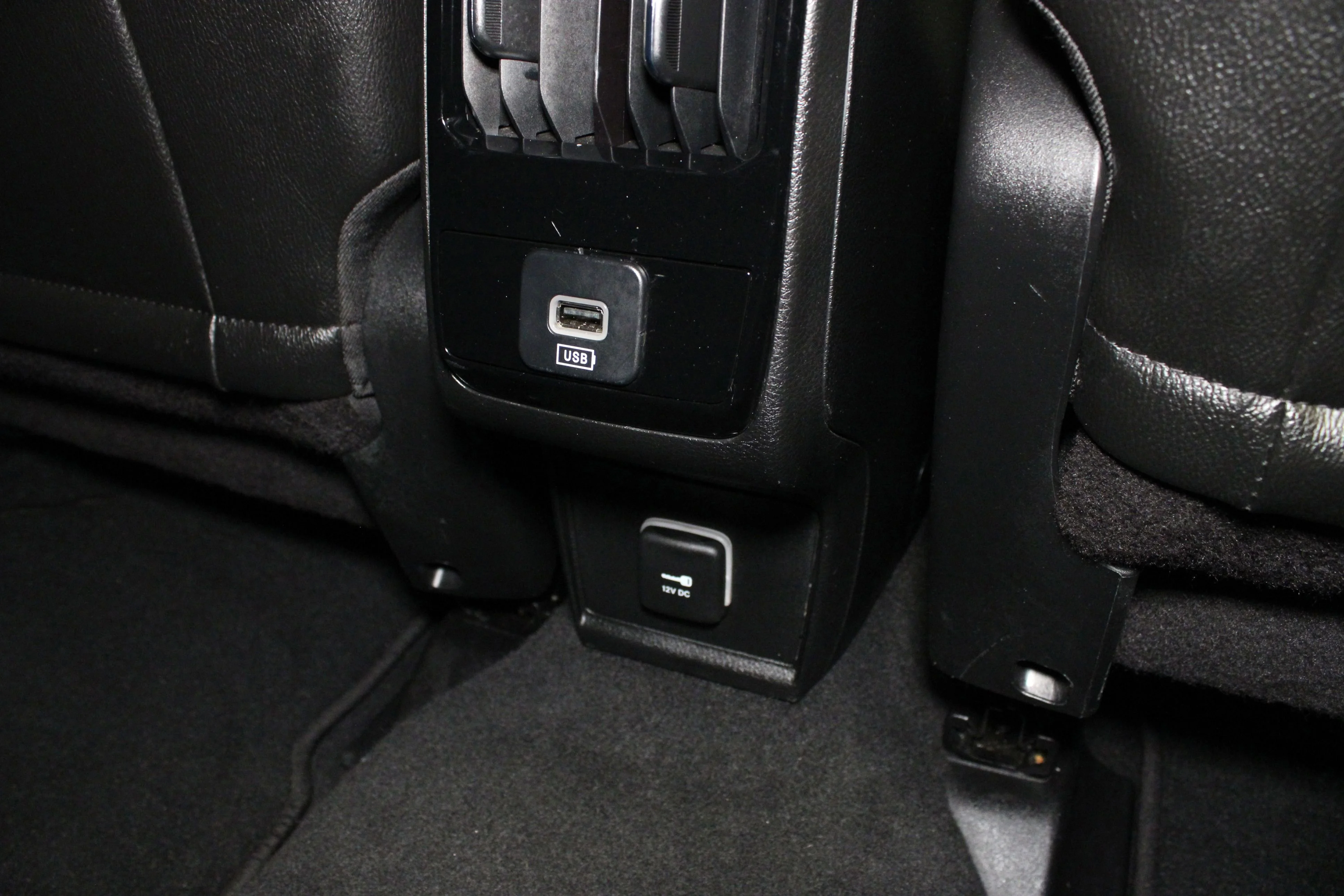 Used 2024 Sting-Gray Clearcoat Jeep Latitude image 17
